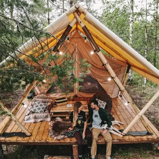 Романтический отдых на открытой веранде в лесу в солнечный день