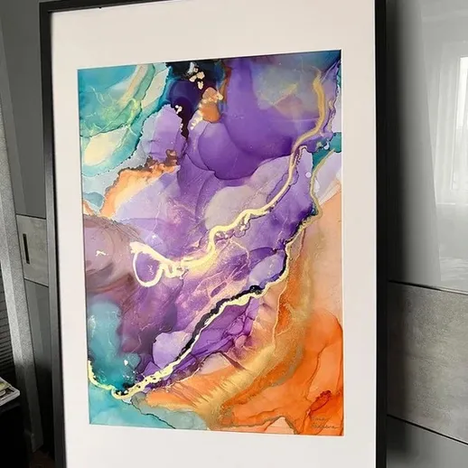 Абстрактная живопись в фиолетово-оранжевых тонах, выставленная на мольберте в городской квартире