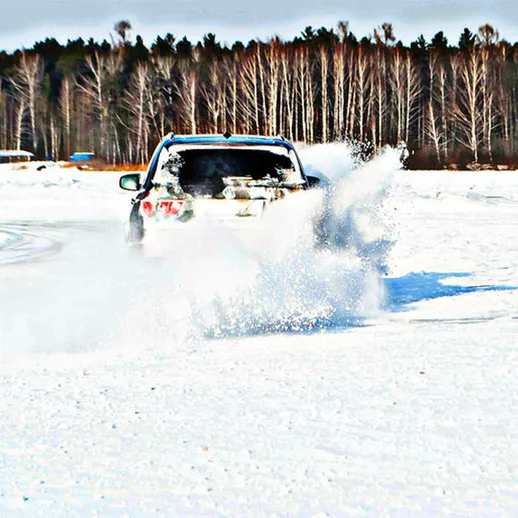 Зимний автоспорт на заснеженной трассе, автомобиль срывается в снежные заносы в лесу