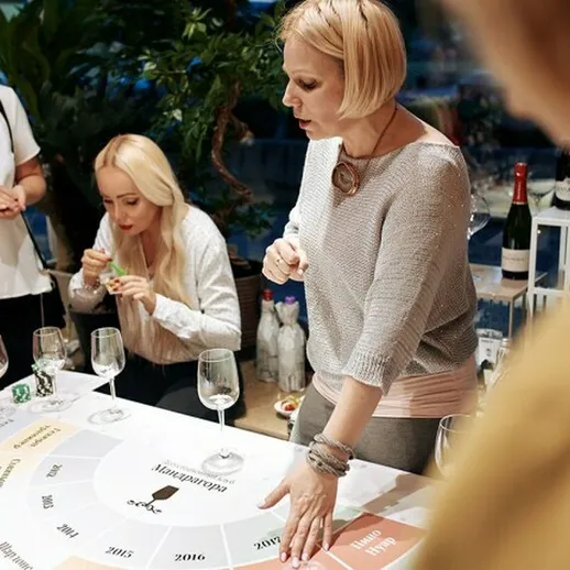 Женская группа на мастер-классе по дегустации вин в уютном ресторане в вечернее время