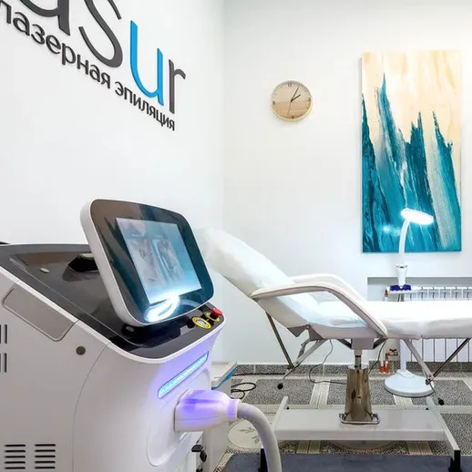 Современный кабинет лазерной эпиляции с оборудованием и уютной обстановкой