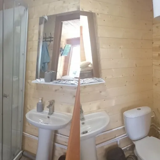 Уютная ванная комната в загородном доме с душевой и деревянной отделкой