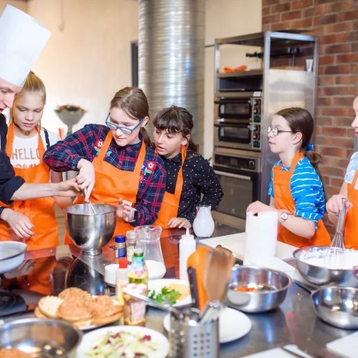 Кулинарный мастер-класс для детей в современной кухне с профессиональным поваром