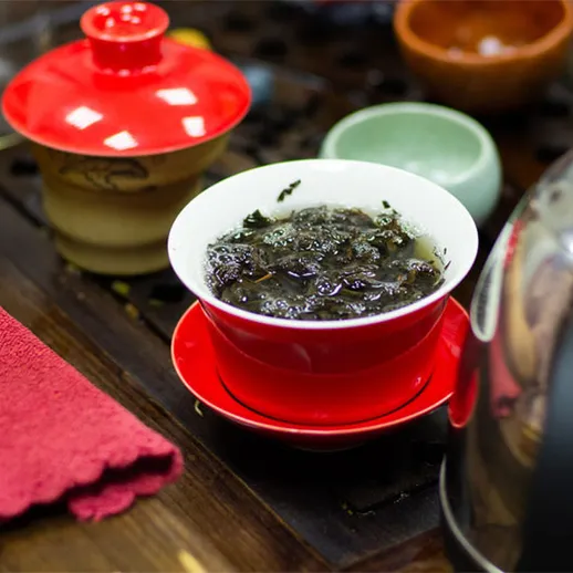 Чаепитие с ароматным чаем в красной чашке, настоянным в уютной чайной комнате