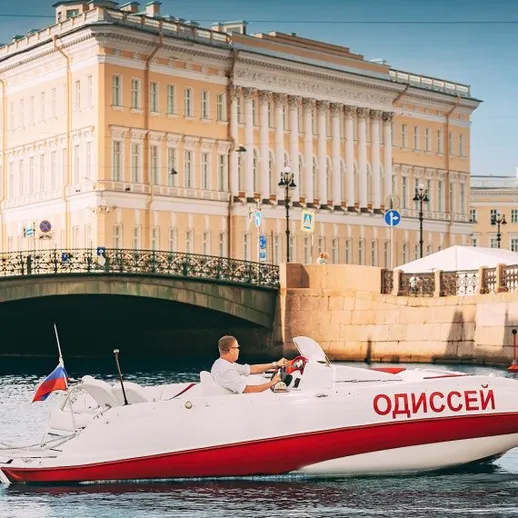 Кораблик Одиссей плавает по каналу в Санкт-Петербурге в ясный день