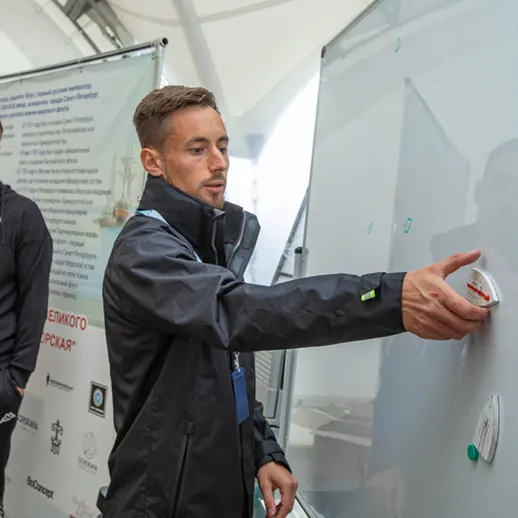 Спортсмены на тренировочной базе обсуждают план занятий на открытом воздухе в осеннее время