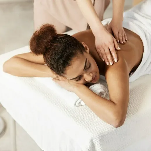 Расслабляющий массаж в спа-салоне, где женщина наслаждается процедурами у квалифицированного массажиста