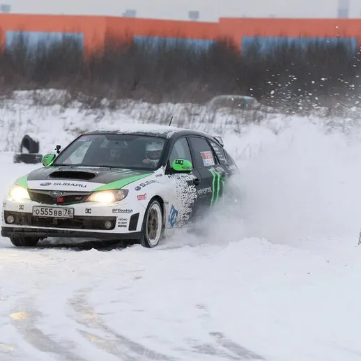 Зимние автогонки на снегу в России: Subaru скользит по заснеженной трассе на соревнованиях