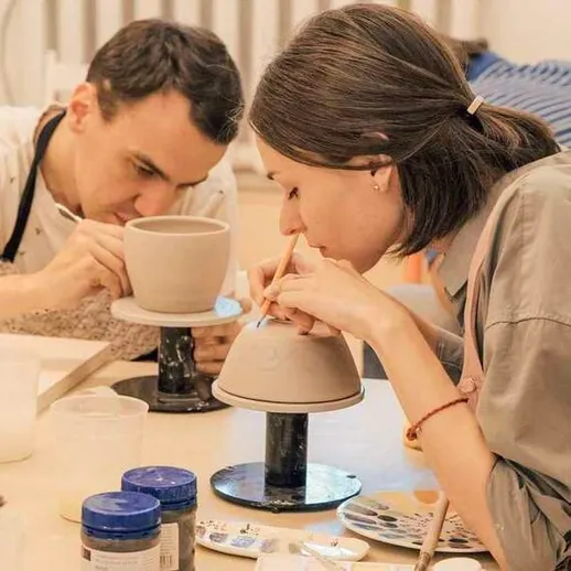 Создание керамических изделий на мастер-классе в творческой студии, ранний вечер в городе