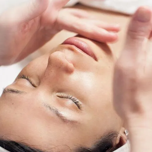 Процедура ухода за кожей лица в косметическом салоне в расслабляющей обстановке, вечернее время