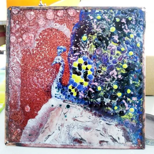 Яркая абстрактная картина с павлином на фоне цветных точек и текстурированной поверхности