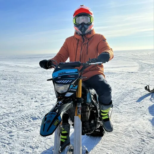 Катание на снегоходе по бескрайним снежным просторам в ясный зимний день