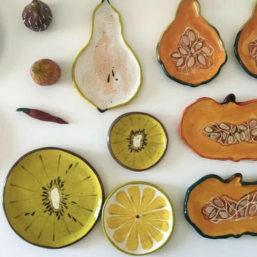 Керамические тарелки в виде фруктов и овощей на белом фоне, созданные вручную для сервировки стола и декора