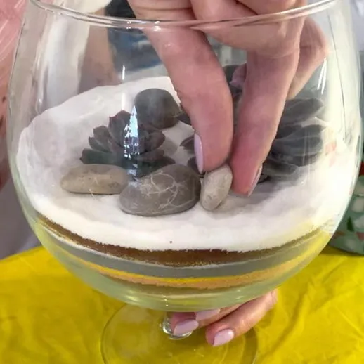 Создание декоративного контейнера с камнями и песком в доме