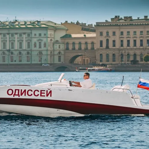 Корабль Одисея на реках Санкт-Петербурга в солнечный день