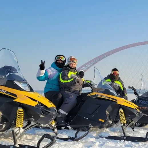 Зимние приключения на снегоступах у реки с приятелями в солнечный день