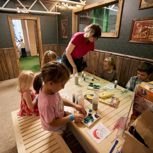 Дети занимаются творчеством в игровом центре на мастер-классе