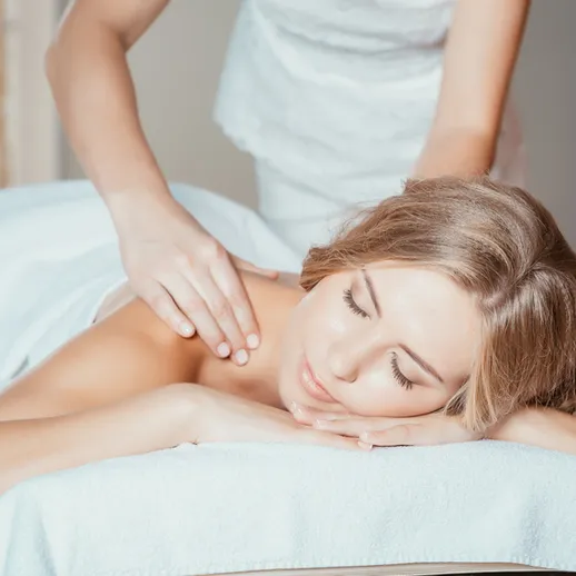 Расслабляющий массаж в спа-салоне на фоне уютной атмосферы