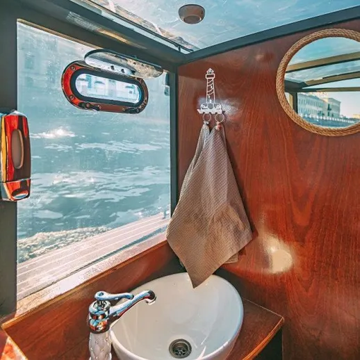Удобства на лодке с раковиной и стеклянной крышей