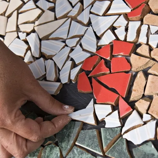 Создание мозаики из цветных осколков керамики в мастерской на свежем воздухе