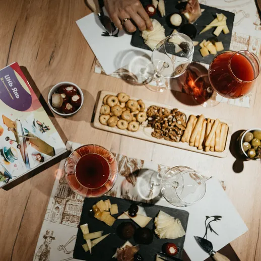 Вечерние посиделки с друзьями: деликатесы и напитки на столе в уютной атмосфере кафе