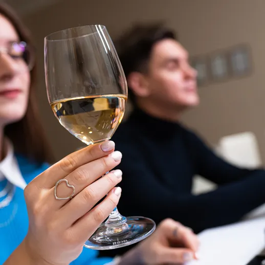 Ужин с бокалом розового вина в уютном ресторане, вечер, приятная беседа между друзьями