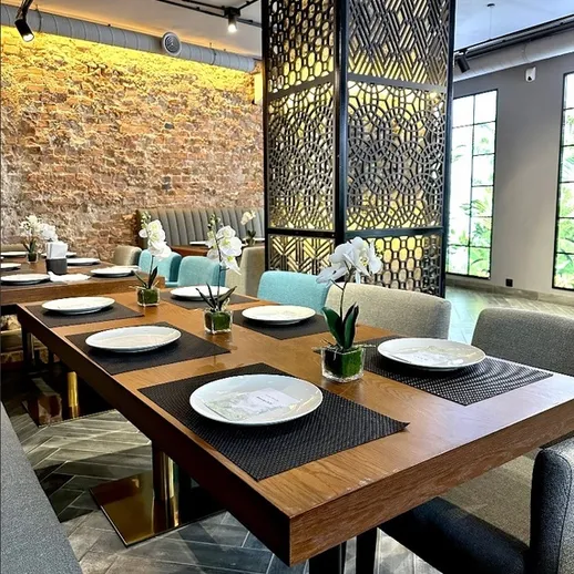 Современный ресторан с элегантным интерьером и уютной атмосферой в центре города