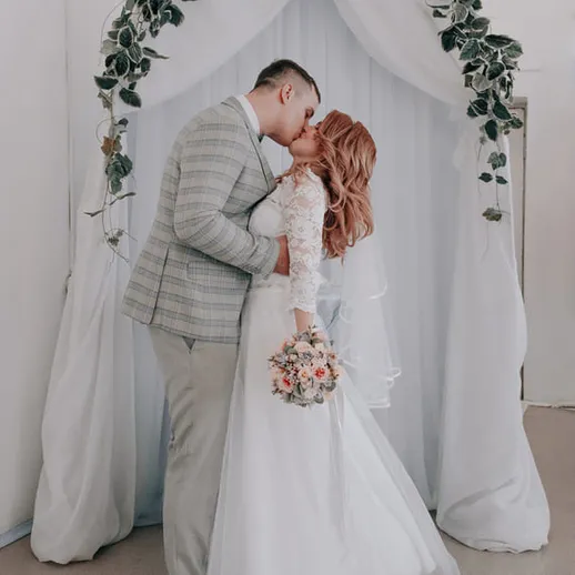 Свадебная церемония в романтической обстановке с молодоженами под аркой