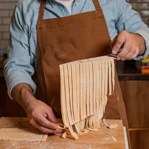 Приготовление свежей пасты в уютной кухне: мастер-класс по нарезке теста, весна 2023 года