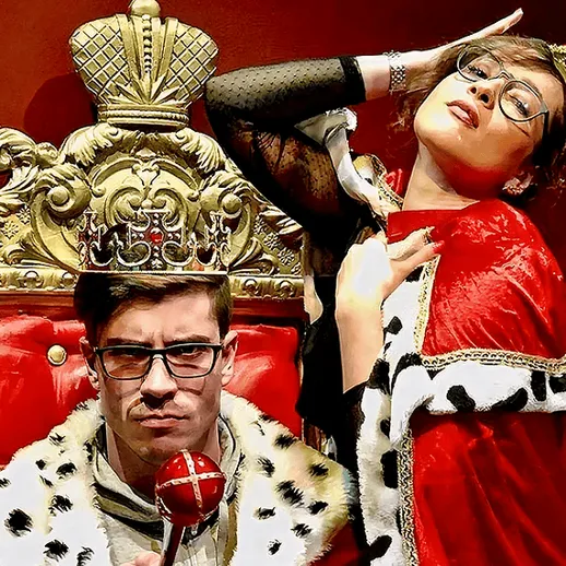 Король и королева в королевском наряде на троне в вечернем освещении