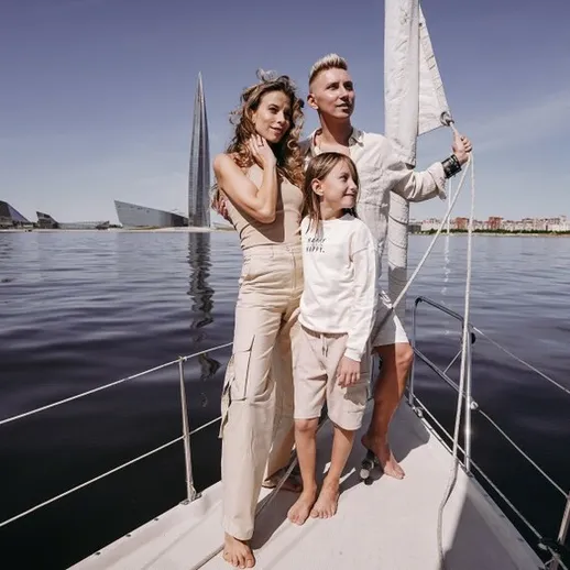 Семейная прогулка на яхте в спокойной бухте в солнечный день