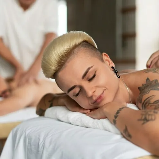 Расслабляющий массаж в спа-салоне с профессиональными массажистами в тихом помещении