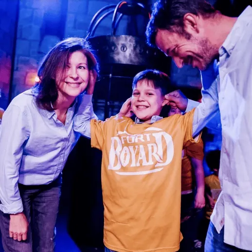 Семейная веселая игра на мероприятии в здании с загадками и испытаниями вечером