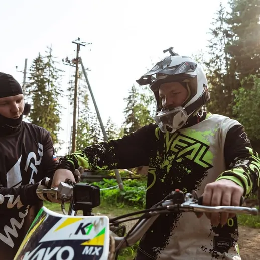 Мотокросс на природе: подготовка к заезду в лесу, где рай для любителей адреналина и скорости