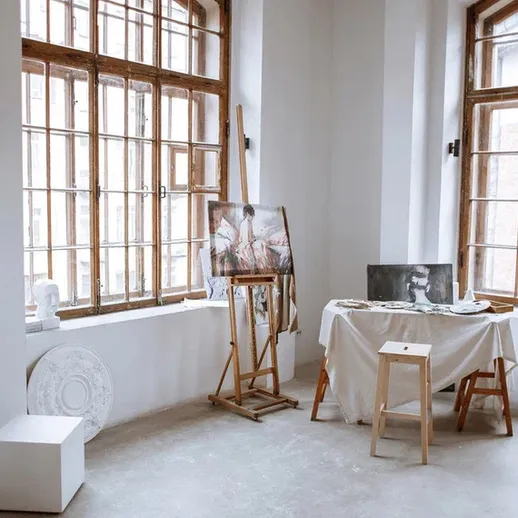 Просторная художественная студия с окнами на улицу в светлом интерьере