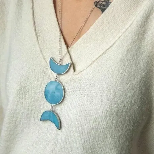 Оригинальное ожерелье с небесно-голубыми элементами на тонкой цепочке