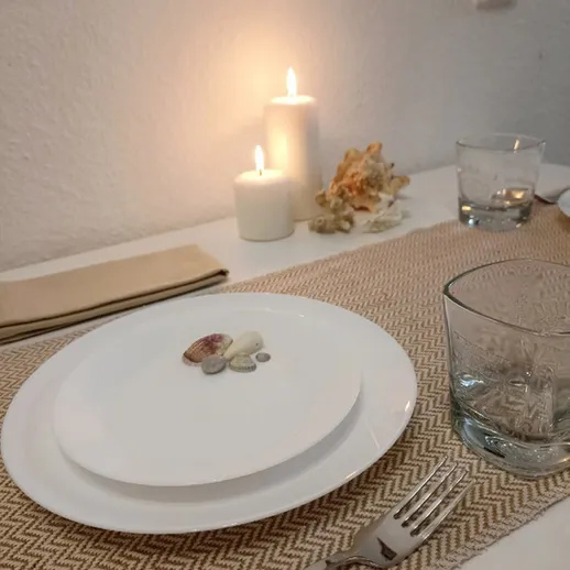 Уютный стол для романтического ужина с свечами и натуральными элементами в спокойной обстановке