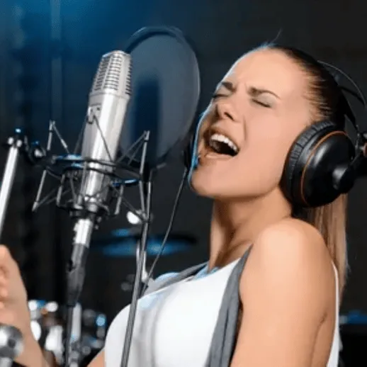 Женщина поет в студии звукозаписи, окруженная музыкальными инструментами в вечернее время