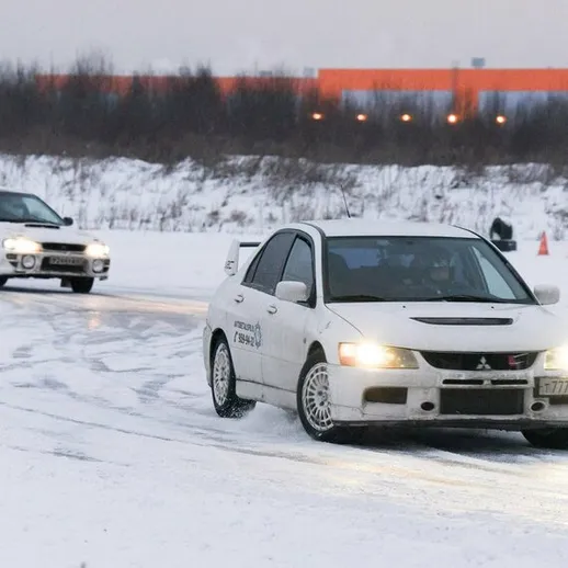 Зимние испытания автомобилей на скользкой дороге во время снегопада