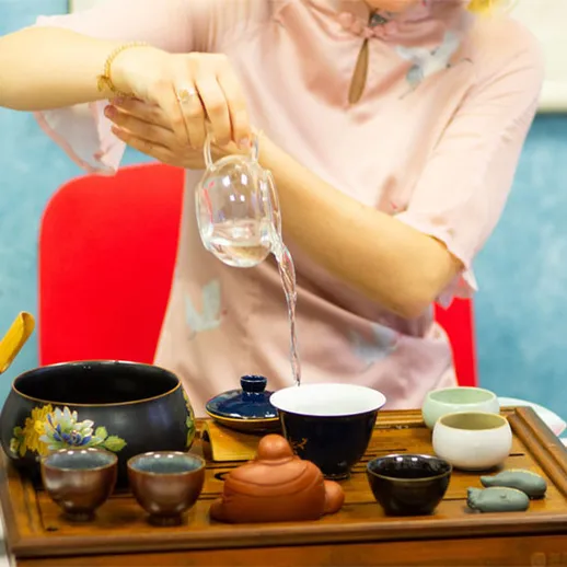 Чайная церемония в уютном кафе, где мастер готовит отборный чай и демонстрирует искусство наливания в зимний день