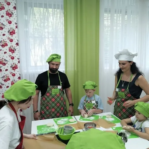 Семейный мастер-класс по кулинарии в уютной студии в летний день с детьми и взрослыми