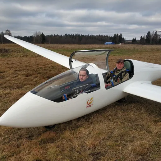 Пилоты на планере во время полета в открытом воздухе на природном поле в осенний день