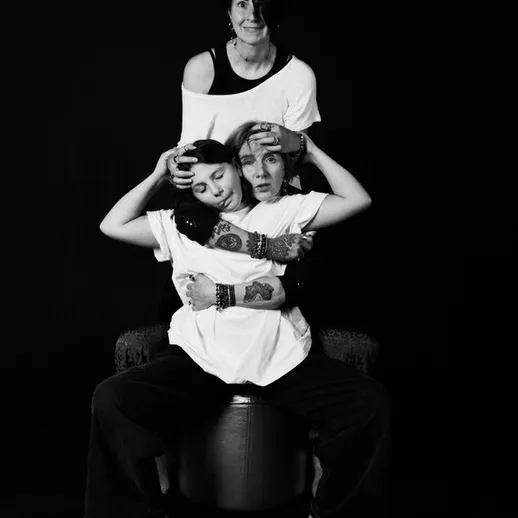 Эмоциональная композиция: три человека взаимодействуют в черно-белом пространстве