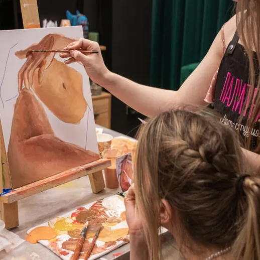 Урок живописи, где художник рисует лошадь в студии на фоне творческого процесса