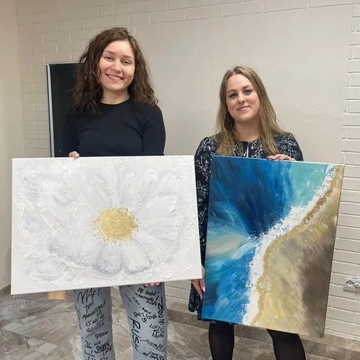 Две художницы демонстрируют свои работы на выставке в арт-студии в Москве в осенний день