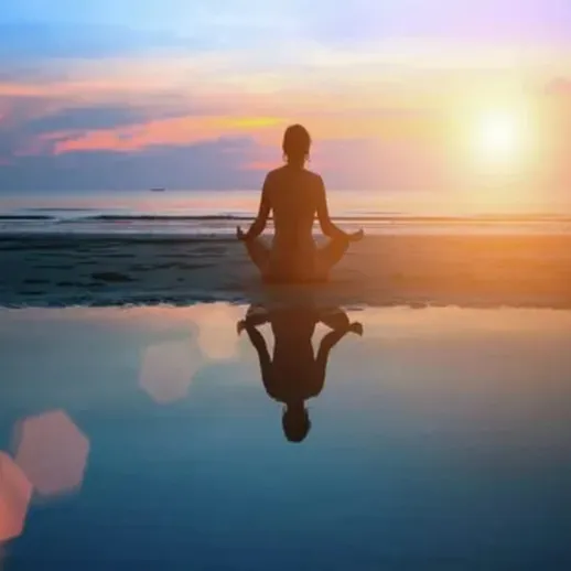 Медитация на берегу моря во время заката на тропическом пляже