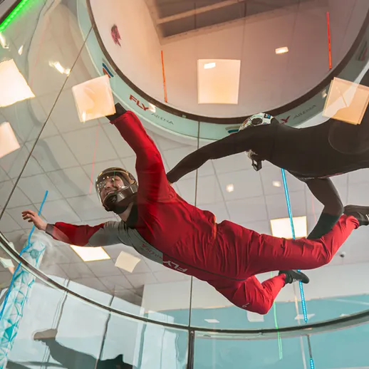 Запуск в вертикальном ветровом туннеле в спортивном центре в осенний день, неподалеку от города