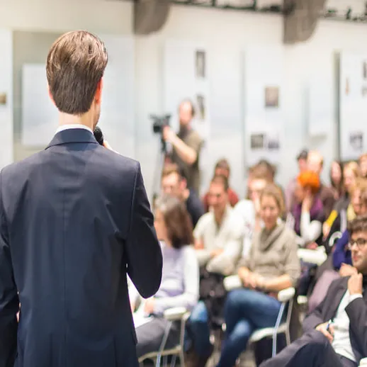 Выступление от спикера на конференции, посвященной новым технологиям, с участием большой аудитории