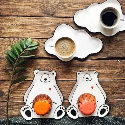 Два медведя на подставках под кофе и десерты на деревянном столе