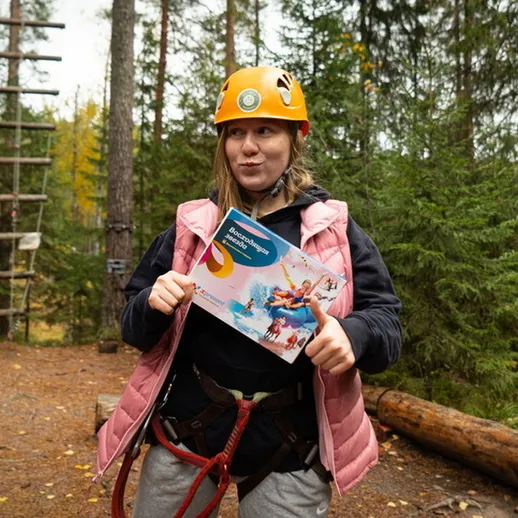 Инструктор по альпинизму показывает программу активного отдыха на природе в лесу осенью